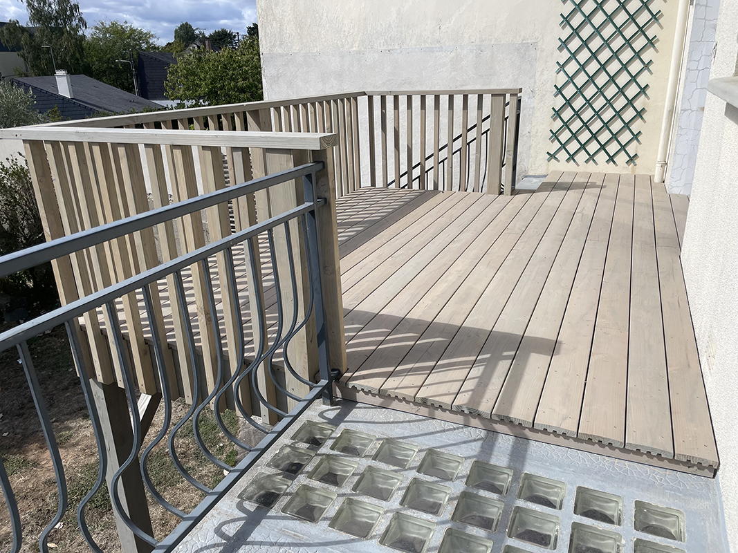 Terrasse en douglas saturée gris