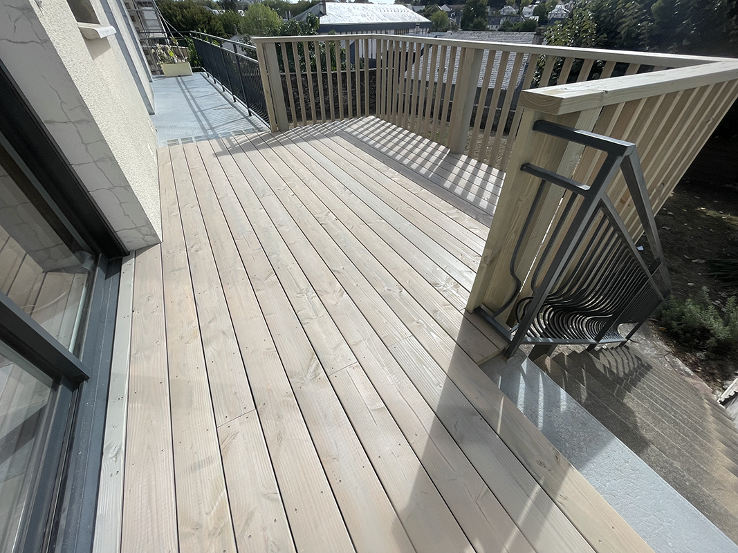 Terrasse douglas avec garde corps